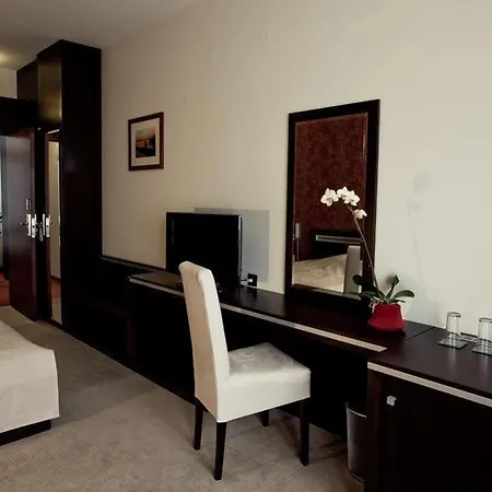 Forum Garni Hotel 4*